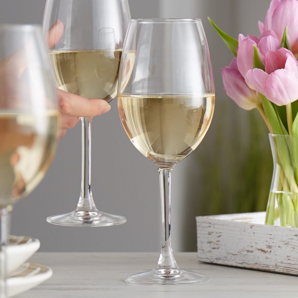 Rượu vang trắng nên được đựng trong những chiếc ly với phần thân dài, chân cao và bầu nông vừa phải