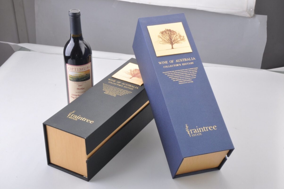 Hộp giấy đựng rượu vang có giá nhỉnh hơn túi giấy do chi phí sản xuất và in ấn cao