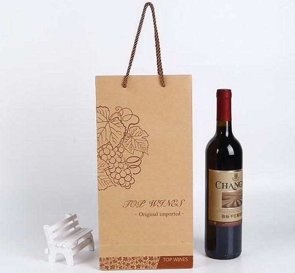 Mẫu túi đựng rượu vang được làm từ chất liệu giấy có thiết kế đơn giản nhưng không kém phần tinh tế, sang trọng. 